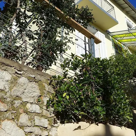 Alojamento de Acomodação e Pequeno-almoço Du Roc Fleuri 2*