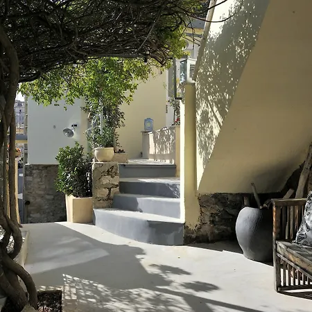 Du Roc Fleuri Bed & Breakfast 2*