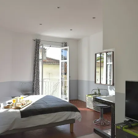 Du Roc Fleuri Bed & Breakfast 2*